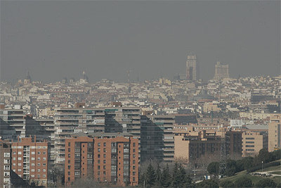 Vista hoy del  skyline  de Madrid contaminado desde la prolongación de la calle O'Donnell.