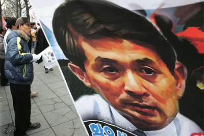 La llegada del científico a Seúl ha desencadenado multitud de protestas contra su actitud.