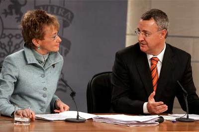 María Teresa Fernández de la Vega y Jesús Caldera explican en rueda de prensa la nueva Ley de Igualdad.