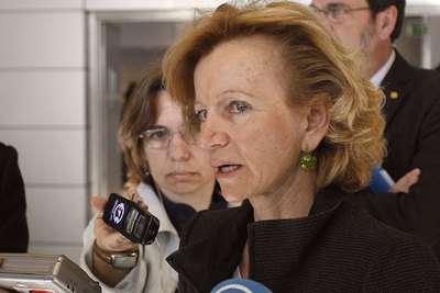 La ministra de Sanidad y Consumo, Elena Salgado, atiende a los periodistas tras su inauguración, hoy en Madrid, de la I Conferencia Internacional de Terapia Celular y Medicina Regenerativa.