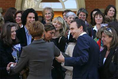 Rodríguez Zapatero Sonsoles Espinosa, en la Moncloa, donde han asistido representantes de colectivos de mujeres.
