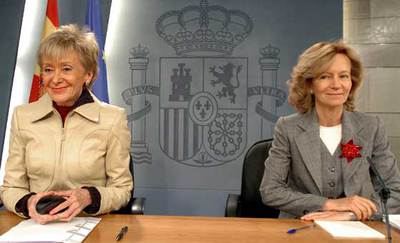 La vicepresidenta primera del Gobierno y la ministra de Sanidad, durante la rueda de prensa que ofrecieron tras la reunión del Consejo de Ministros, en el Palacio de La Moncloa.