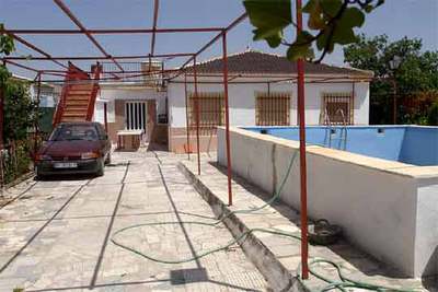 Patio de la casa donde ha sido detenido hoy Juan Carlos G.L, acusado de matar a tiros al hijo de su compañera y herir a ésta.