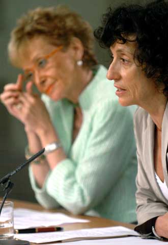 La ministra de Educación, Mercedes Cabrera, junto a la vicepresidenta del Gobierno, Maria Teresa Fernández de la Vega, durante la rueda de prensa posterior al Consejo de Ministros.
