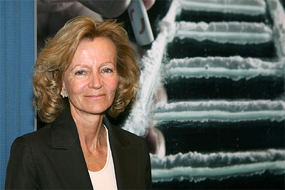 Elena Salgado posa ante un póster de la campaña  Drogas: hay trenes que es mejor no coger .