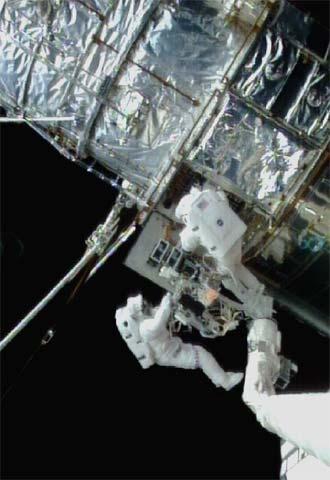 Dos astronautas trabajan en la reparación del telescopio  Hubble  en 1997.
