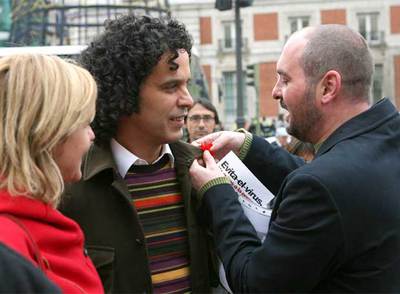 Zerolo recibe un lazo rojo durante el acto  No te quedes en las nubes .