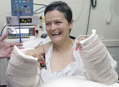 Médicos valencianos realizan con éxito el primer trasplante de manos en España