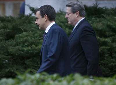 José Luis Rodríguez Zapatero  y el ex vicepresidente de Estados Unidos Al Gore, a las puertas del Palacio de la Moncloa tras reunirse hoy para analizar las consecuencias del cambio climático.