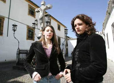 La lluvia impide a las costaleras llevar a 'La Señora de Córdoba'