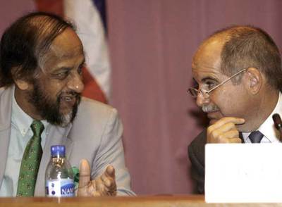Rajendra Pachauri, a la izquierda, presidente de la Mesa Redonda sobre Cambio Climático, conversa con David Goodrich, de la Organización Mundial de Meteorología.