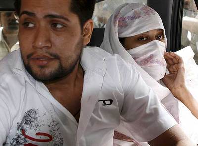 Shumail Raj y Shahzina Tariq llegan al tribunal de Lahore, Pakistán.