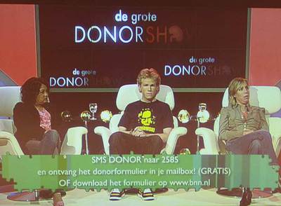 Los tres participantes en el falso  reality  emitido este viernes por un canal de televisión holandés, durante la retransmisión del programa.