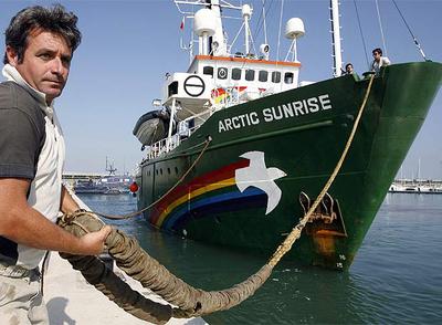 El barco de Greenpeace  Arctic Sunrise  atraca en el puerto de Valencia.