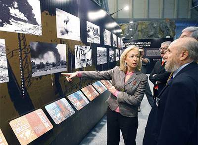 La consejera andaluza de Medio Ambiente, Fuensanta Coves, y el director de la Estación Biológica de Doñana , Fernando Hiraldo, (dcha.) en la inauguración de la exposición que analiza los diez años de trabajos para descontaminar el río Guadiamar tras la rotura de la balsa de la mina de Aznalcóllar.