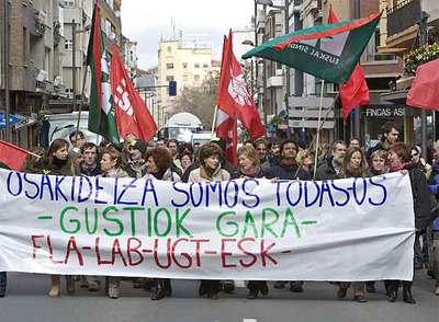 Trabajadores del Servicio Vasco de Salud se manifiestan esta mañana en Vitoria.