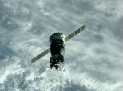 La nave  Soyuz  se prepara para atracar en la Estación Espacial Internacional.