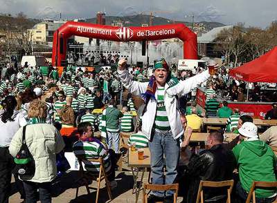 Aficionados del Celtic de Glasgow, en la zona de ocio que les preparó el Ayuntamiento cuando el equipo escocés se enfrentó al Barça.