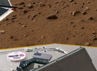 Imagen de la NASA que muestra a la nave  Phoenix  con una bandera de EE UU y un DVD con relatos de ficción y los nombres de 250.000 personas.