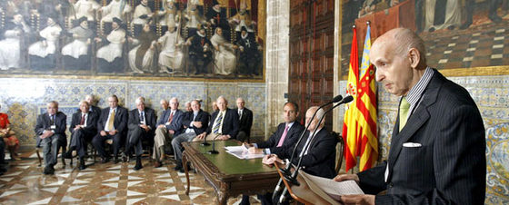 Santiago Grisolía, en el momento de anunciar los galardonados con los Jaime I en presencia del presidente de la Generalitat, Francisco Camps.