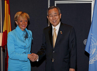 La vicepresidenta segunda saluda al Secretario General de la ONU, Ban Ki-Moon.