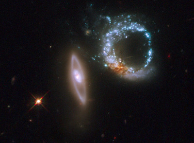 Conjunto de dos galaxias Arp 147 fotografiado con el telescopio espacial  Hubble  los días 27 y 28 de octubre. Vistas desde la Tierra parecen marcar un 'diez' perfecto.