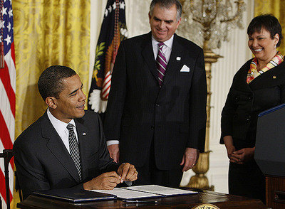 El presidente Barack Obama firma los decretos para comenzar a desarrollar la 