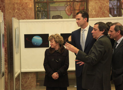 El Príncipe Felipe, la presidenta de la Unión Astronómica Internacional, Catherine Cesarsky, el presidente del CSIC, Rafael Rodrigo, y el secretario de Estado de Investigación, Carlos Martínez, en la exposición  El Universo para que lo descubras , en la sede central del CSIC.