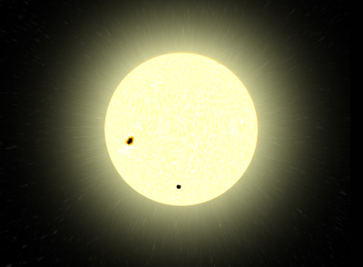 Representación artística a escala del tránsito del planeta por delante de su estrella. El planeta está en la parte baja y la mancha irregular en la parte izquierda es una mancha solar.