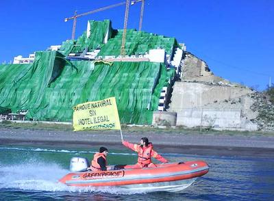 Una zodiac de Greenpeace con la pancarta 