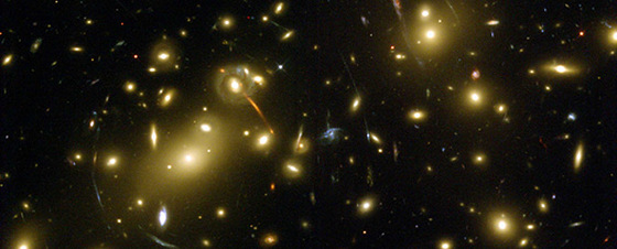 Cúmulo galáctico a redshift 0.1756. Ésta es una de las imágenes más espectaculares de este cúmulo tomadas con la cámara avanzada del telescopio espacial Hubble.