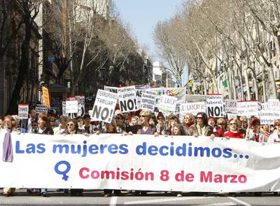 El derecho al aborto ha centrado muchas de las manifestaciones convocadas por toda España con motivo del Día Internacional de la Mujer. La marcha de Madrid ha contado con un millar de participantes.