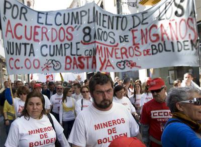 En Sevilla, la manifestación por el Día Internacional de la Mujer ha centrado sus reivindicaciones en la crisis económica. En ella, no han faltado algunos mineros de Boliden y sus mujeres.