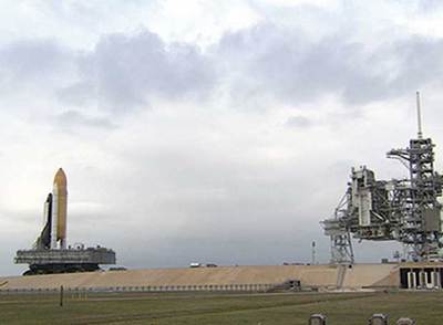 El transbordador 'Atlantis' durante su traslado a la plataforma de lanzamiento