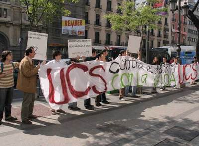 13 personas con chupetes protestan contra la nueva ley del aborto frente al Ministerio de Igualdad en Madrid