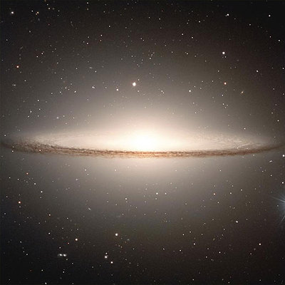 La galaxia del Sombrero, que se encuentra en la constelación de Virgo, es fácilmente reconocible con pequeños telescopios.