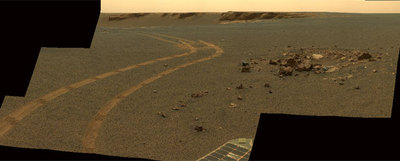 Foto de Marte tomada este año por el vehículo  Opportunity  en la que se ven sus propias huellas.