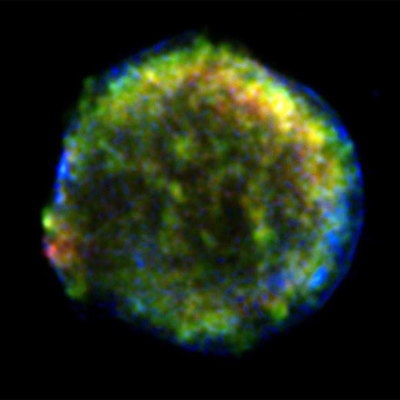 Resto de la supernova observada por Tycho Brahe en 1572. Los rayos X nos muestran el frente de expansión del material expulsado hace 437 años.