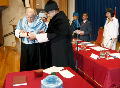Francisco Pérez González, junto al rector de la UIMP, Salvador Ordóñez, en el Paraninfo de La Magdalena en Santander