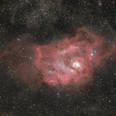 La nebulosa Laguna, una de las regiones más birllantes,  puede apreciarse a simple vista.