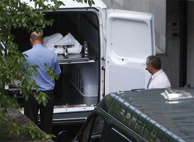 Operarios introducen en un furgón el cuerpo de Ryan para su traslado desde el Instituto Anatómico Forense al Tanatorio Norte de Madrid