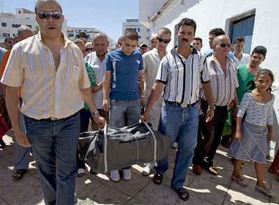 Varios familiares, entre ellos su padre (en la segunda fila), trasladan a la mezquita de M'diq el cuerpo sin vida de Ryan.
