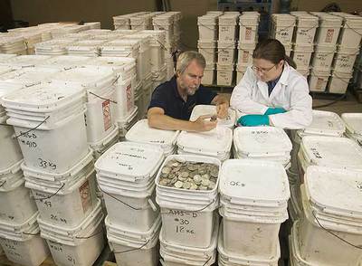 El cofundador de Odyssey, Greg Stemm (izquierda), examina el tesoro de  La Mercedes  en mayo de 2007.