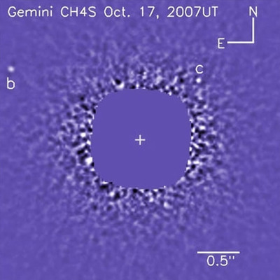 Parte del sistema planetario presente alrededor de la estrella HR8799, un astro bastante joven con una masa 1.5 veces la del Sol y que al menos posee tres exoplanetas, de varias  veces la masa de Júpiter, orbitando a gran distancia de la estrella (15, 40 y 70 unidades astronómicas, la que media entre el Sol y la Tierra).