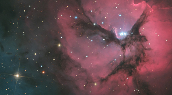 Es una nebulosa que emite luz y que también refleja la luz de las estrellas que la rodean