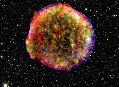 Foto de los restos de la supernova de Tycho en rayos X, infrarrojo y visible. En 1572 apareció en la constelación de Casiopea una 