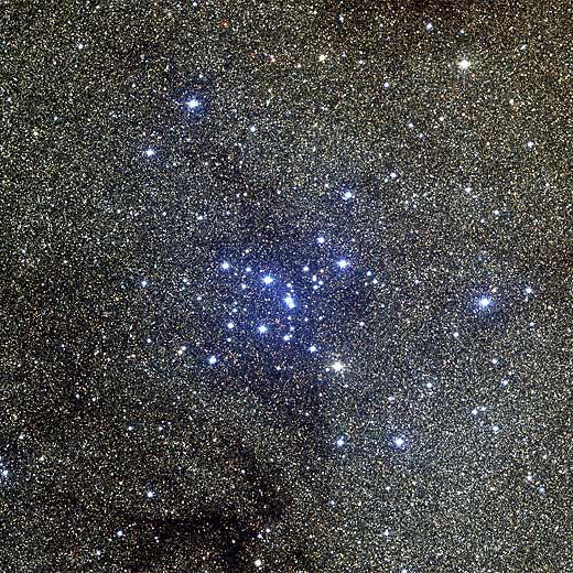 Este cúmulo puede ser observado a simple vista por personas con gran agudeza visual. .