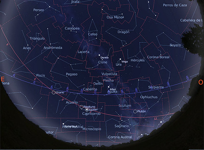 Mapa del cielo visible desde una latitud 40º N el 15 de septiembre de 2009 a primera hora de la noche.