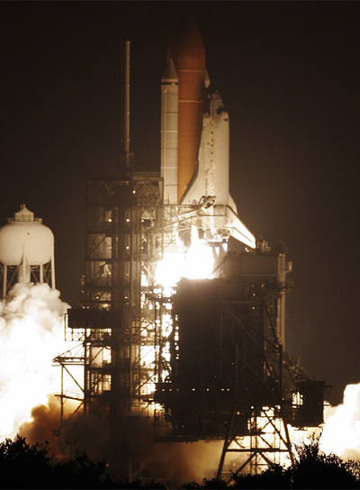 El transbordador 'Discovery' despegando de la plataforma situada en el Cento Espacial Internacional Kennedy en Cabo Cañaveral.