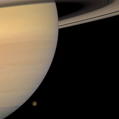 Saturno, sus anillos y su luna Titán observados por la sonda  Cassini. 